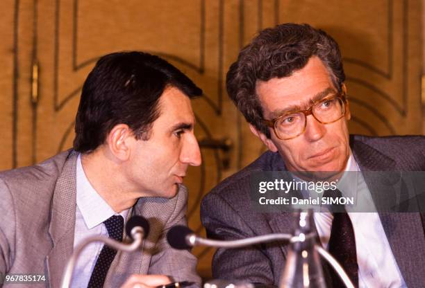 François Roussely, directeur général de la police nationale, et le ministre de l'Intérieur Pierre Joxe le 13 juin 1989 à Paris, France.