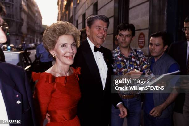 Le président américain Ronald Reagan et son épouse Nancy le 16 juin 1989 à Paris, France.