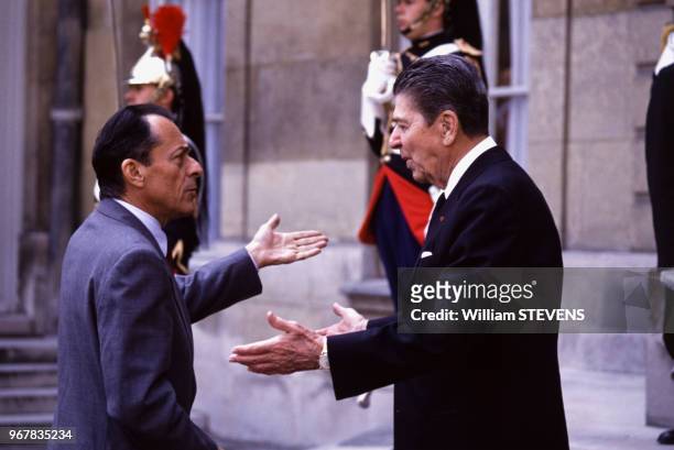 Le président américain Ronald Reagan reçu par le Premier ministre Michel Rocard à l'Hôtel Matignon le 16 juin 1989 à Paris, France.