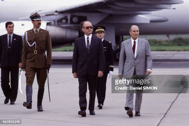 François Mitterrand reçu par le général Jaruzelski le 15 juin 1989 à Varsovie, Pologne.