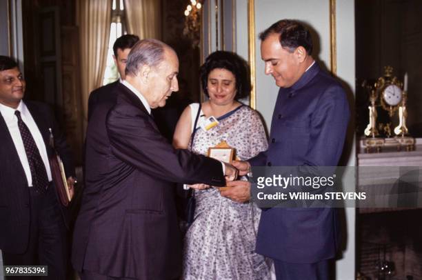 Le président François Mitterrand reçoit Rajiv Gandhi, Premier ministre de l'Inde, à l'Elysée le 13 juillet 1989 à Paris, France.
