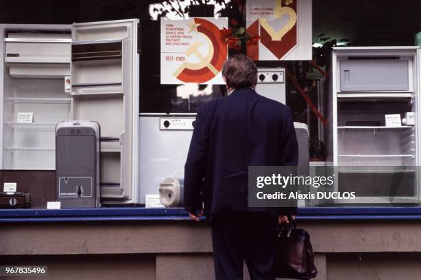 Un homme regarde la vitrine d'un magasin d'électromenager à Prague le 26 octobre 1989, République Tchèque.