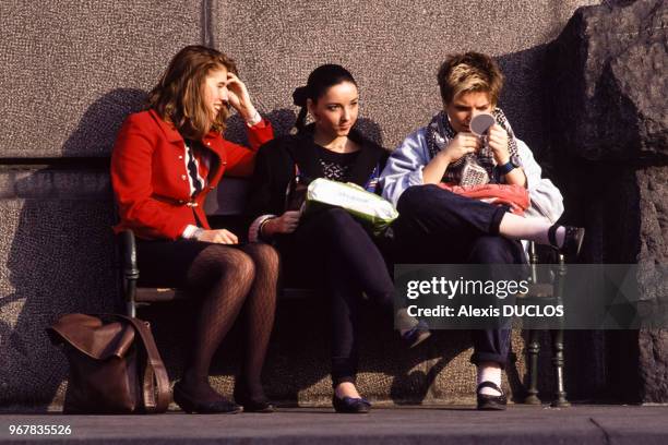 Groupe de jeunes femmes assises dans une rue à Prague le 26 octobre 1989, République Tchèque.