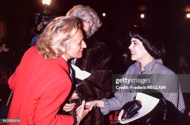 Mireille Mathieu serre la main de Bernadette Chiracle 24 janvier 1989 à Paris, France.