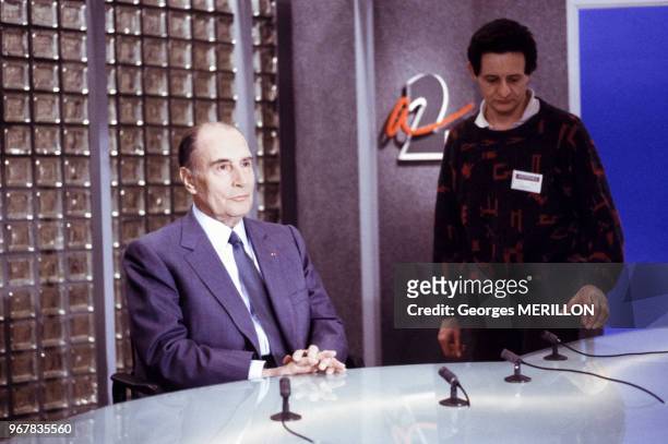 Le président François Mitterrand sur le plateau du journal télévisé d'Antenne 2 avant l'annonce de sa candidature, à Paris, France le 22 mars 1988.