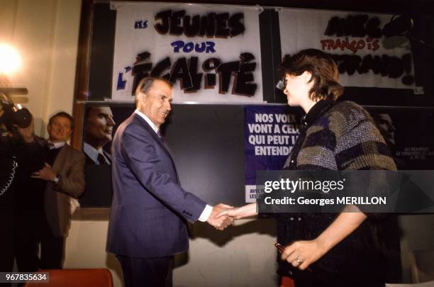 Le président François Mitterrand en visite à la faculté de Villetaneuse serre la main à une étudiante, à Villetaneuse, France le 14 avril 1988.