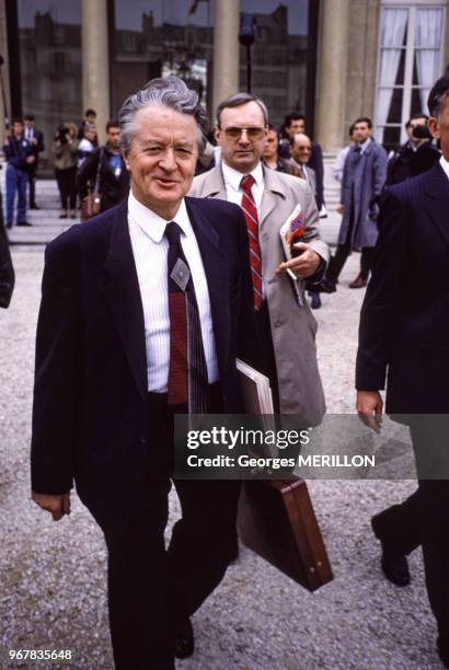 Le ministre des Affaires étrangères Roland Dumas à la sortie du conseil des ministres, à Paris, France le 18 mai 1988.