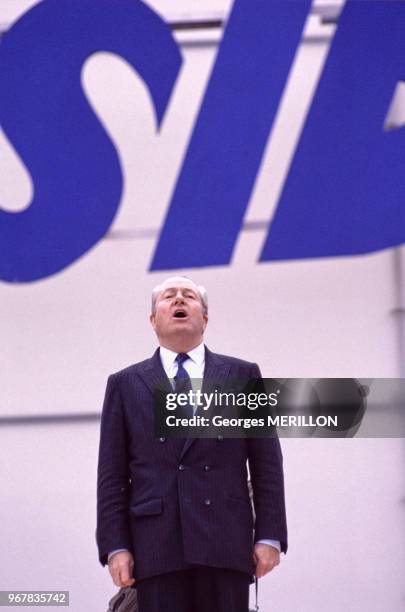 Jean-Marie Le Pen chantant La Marssillaise au meeting à Marseille, France le 17 avril 1988.