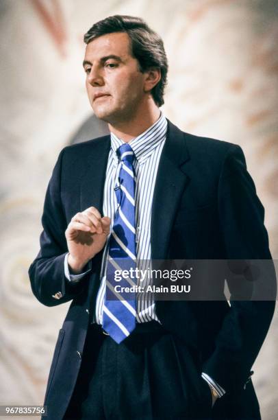Le journaliste-présentateur Daniel Bilalian sur un plateau de télévision le 14 mars 1989 à Paris, France.