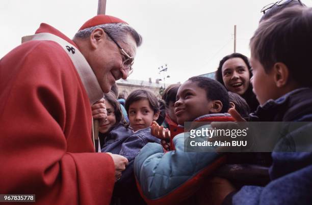 Bain de foule pour Mgr Lustiger après une messe célébrée en l'église Saint-Sulpice à Paris le 18 mars 1989, France.