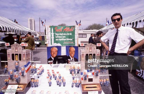 Militant vendant des figurines de Jean-Marie Le Pen à Marseille, France le 17 avril 1988.