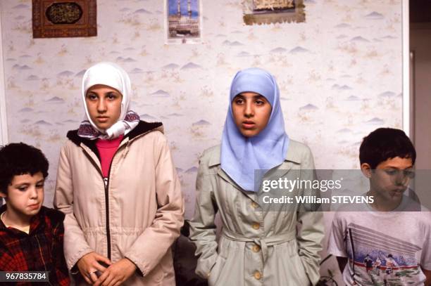 Famille musulmane refusant d'envoyer ses filles à l'école sans leurs voiles à Creil le 20 octobre 1989, France.