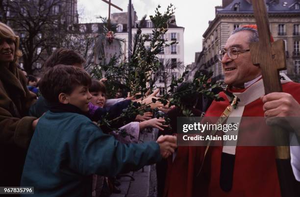 Bain de foule pour Mgr Lustiger après une messe célébrée en l'église Saint-Sulpice à Paris le 18 mars 1989, France.