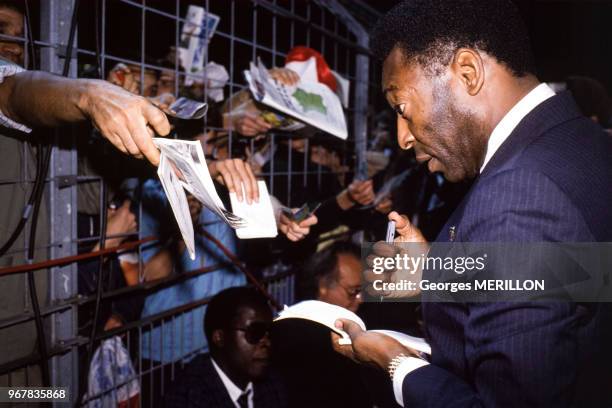 Pelé signe des autographes, à Nancy, France le 23 mai 1988.