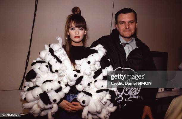 Vanessa Paradis et Jean-Charles de Castelbajac lors d'un défilé de mode du couturier à Paris le 18 mars 1989, France.