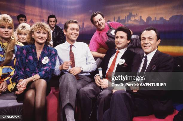 Karen Cheryl, Eve Ruggiéri, Dominique Baudis, Coluche, Michel Drucker et Michel Rocard sur le plateau de télévision, à Paris, France le 26 janvier...