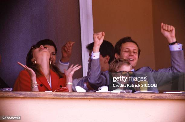 La princesse Caroline, son fils et son époux assistent au tournoi de tennis de Monte-Carlo, à Monaco le 24 avril 1988.