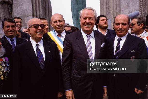 Jean-Marie Le Pen avec des élus locaux à Marseille, France le 23 mai 1988.