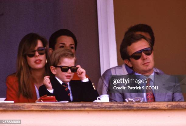 La princesse Caroline, son fils sur ses genoux et son époux assistent au tournoi de tennis de Monte-Carlo, à Monaco le 24 avril 1988.