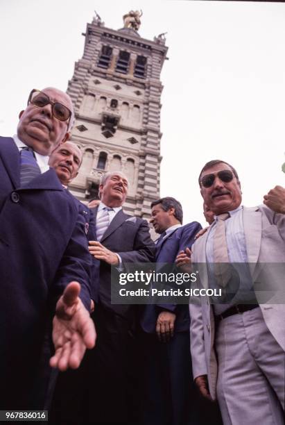 Jean-Marie Le Pen avec des élus locaux à Marseille, France le 23 mai 1988.