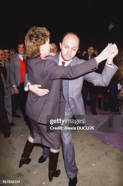 Edith Cresson et Laurent Fabius dansant un valse, en France le 24 février 1986.