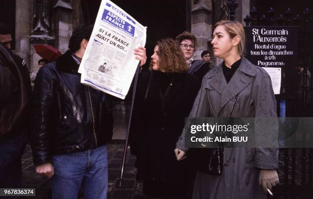 Manifestants royalistes devant l'église Saint-Germain l'Auxerrois pendant la messe-anniversaire de la mort du roi Louis XVI le 21 janvier 1989 à...