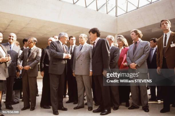 François Mitterrand inaugure la Pyramide du Louvre en compagnie de l'architecte Ieoh Ming Pei et de Jack Lang à Paris le 29 mars 1989, France.