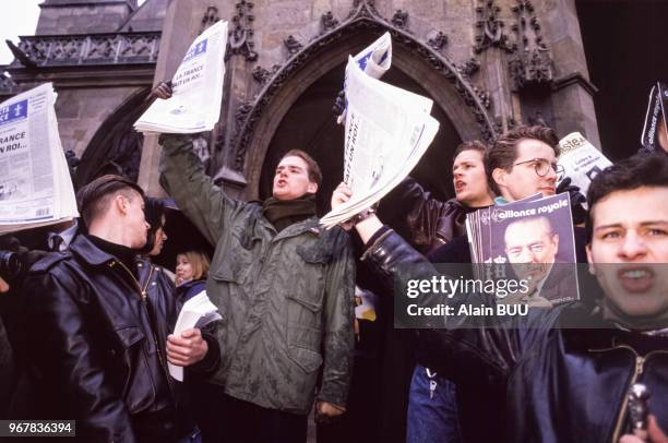 Manifestants royalistes devant l'église Saint-Germain l'Auxerrois pendant la messe-anniversaire de la mort du roi Louis XVI avec notamment un...