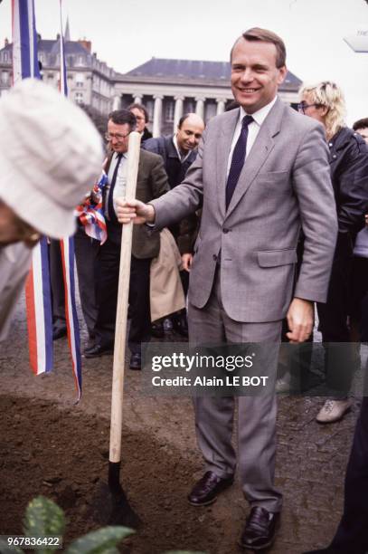 Jean-Marc Ayrault, maire de Nantes, plante l'arbre de la Liberté le 21 mars 1989, France.