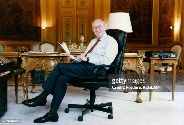 Hervé de Charette, homme politique, dans son bureau le 22 mai 1995 à Paris, France.