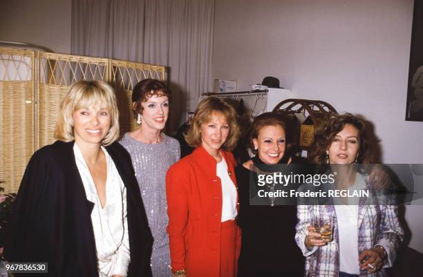Mireille Darc, Anny Duperey, Nathalie Baye dans les loges du théâtre Edouard VII, à Paris, France le 24 mars 1986.