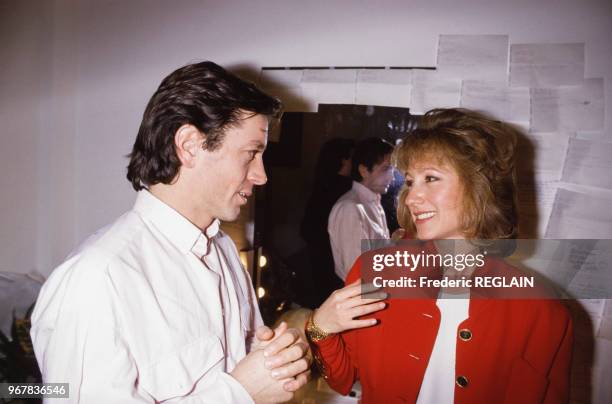 Bernard Giraudeau et Nathalie Baye discutant dans les loges du théâtre Edouard VII, à Paris, France le 24 mars 1986.