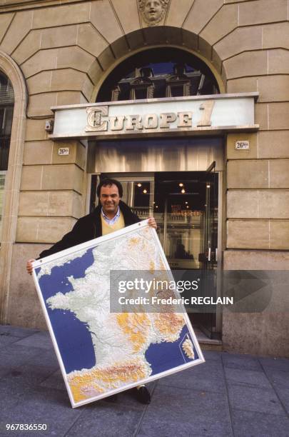 Laurent Cabrol, 'Monsieur Météo' d'Europe 1, photographié avec la carte de la France devant les bureaux de la radio, à Paris, France le 28 avril 1986.