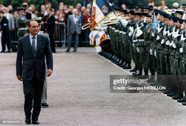 Le président de la République Jacques Chirac passe les troupes en revue le 18 juin 1995 à Colombey-les-Deux-Églises, France.