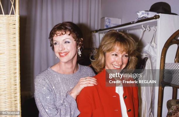 Anny Duperey et Nathalie Baye dans les loges du théâtre Edouard VII, à Paris, France le 24 mars 1986.