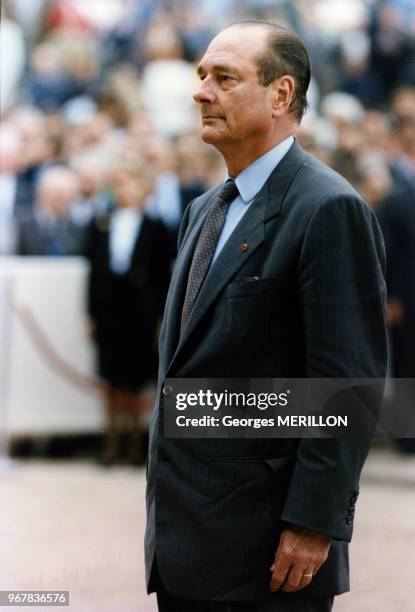 Le président de la République Jacques Chirac passe les troupes en revue le 18 juin 1995 à Colombey-les-Deux-Églises, France.