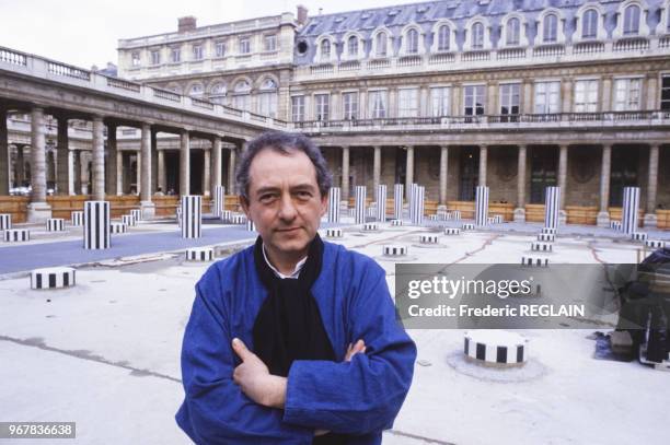 Daniel Buren photographié devant ses colonnes dans la cour d'honneur du Palais Royal, à Paris, France le 17 avril 1986.