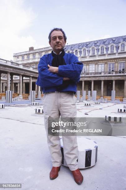 Daniel Buren photographié devant ses colonnes dans la cour d'honneur du Palais Royal, à Paris, France le 17 avril 1986.