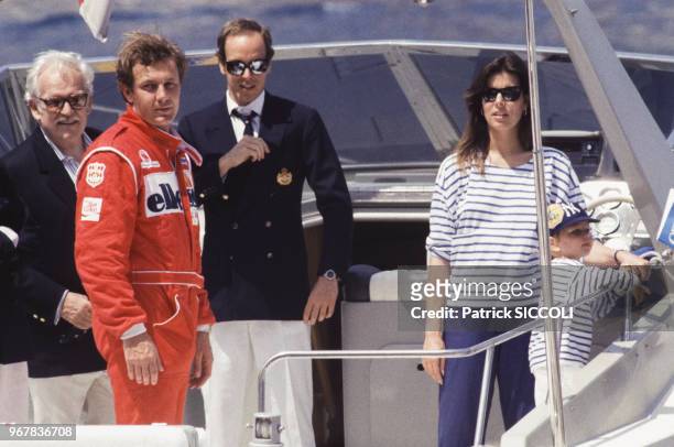 Le prince Rainier III de Monaco, le prince Albert, la princesse Caroline det son époux Stefano Casiraghi sur le bateau de ce dernier avant le départ...