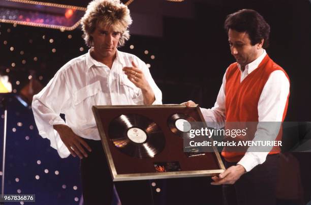 Rod Stewart reçoit un disque d'or des mains de Michel Drucker à Paris le 30 mai 1984, France.