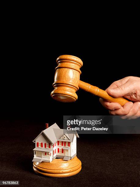 auctioneer's gavel on house - peter law foto e immagini stock