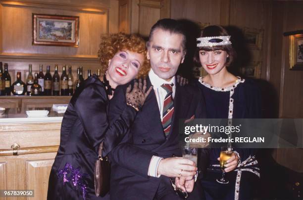 Karl Lagerfeld avec les actrices Stéphane Audran et Jane Seymour le 17 juillet 1984 à Paris, France.