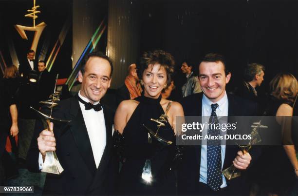 Les animateurs Sylvain Augier et Jean-Pierre Pernaut et l'actrice Corinne Touzet avec leur 7 d'or le 27 janvier 1997 à Paris, France.