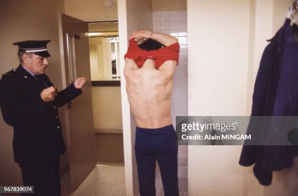 Un détenu se déshabille devant un gardien avant de prendre sa douche à la maison d'arrêt de Lorient, le 17 mars 1983, Ploemeur, France.