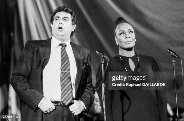 Placido Domingo et Barbara Hendricks lors des répétitions pour un gala à l'UNESCO à Paris le 19 avril 1988, France.