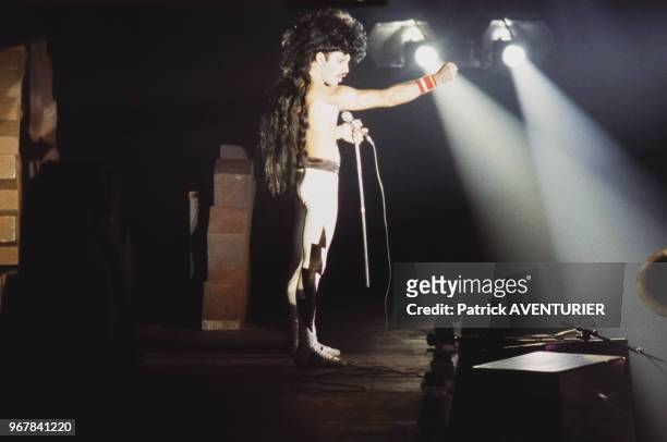 Freddie Mercury, chanteur du groupe Queen, en concert à Bercy le 18 septembre 1984, Paris, France.