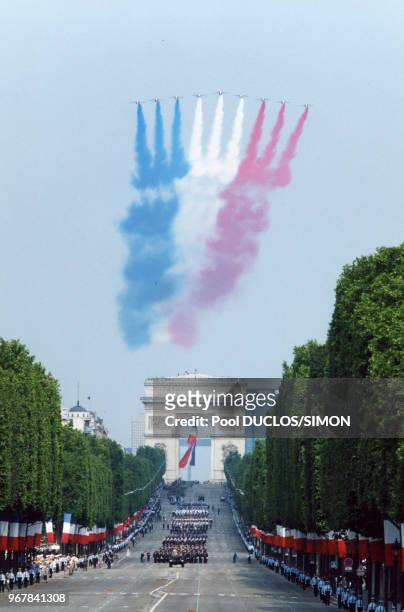 Défilé du 14 juillet sur les Champs-Elysées avec les acrobaties aériennes de la Patrouille de France dessinant le drapeau bleu, blanc, rouge avec ses...