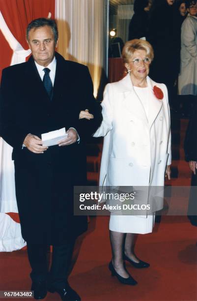 Acteur Roger Hanin et son épouse la productrice Christine Gouze-Rénal le 27 janvier 1997 à Paris, France.