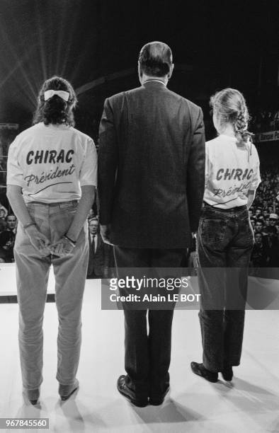 Jacques Chirac en compagnie de deux jeunes femmes avant le 2ème tour de l'élection présidentielle à Nantes le 30 avril 1988, France.