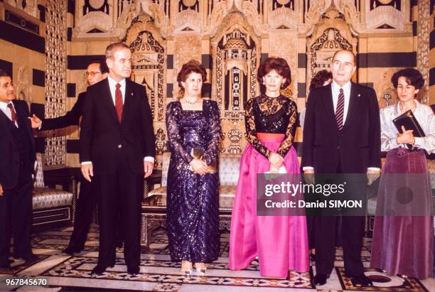 Hafez el-Assad et François Mitterrand en compagnie de leurs épouses lors d'un soirée en l'honneur du président français à Damas le 27 novembre 1984,...